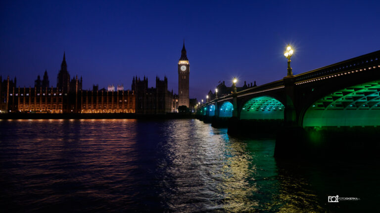 Fotoiskierka Widok nocą na Big Ben i Parlameny w Londynie w Anglii (Night view of Big Ben and the Houses of Parliament in London, England)