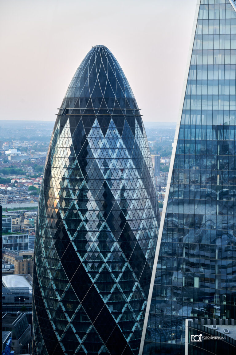 Fotoiskierka 30 St Mary Axe- wieżowiec znajdujący się w głównej dzielnicy finansowej Londynu- City of London. Nazywany jest również: The Gherkin lub Swiss Re (30 St Mary Ax - a skyscraper located in the main financial district of London - the City of London. It is also called: The Gherkin or Swiss R)