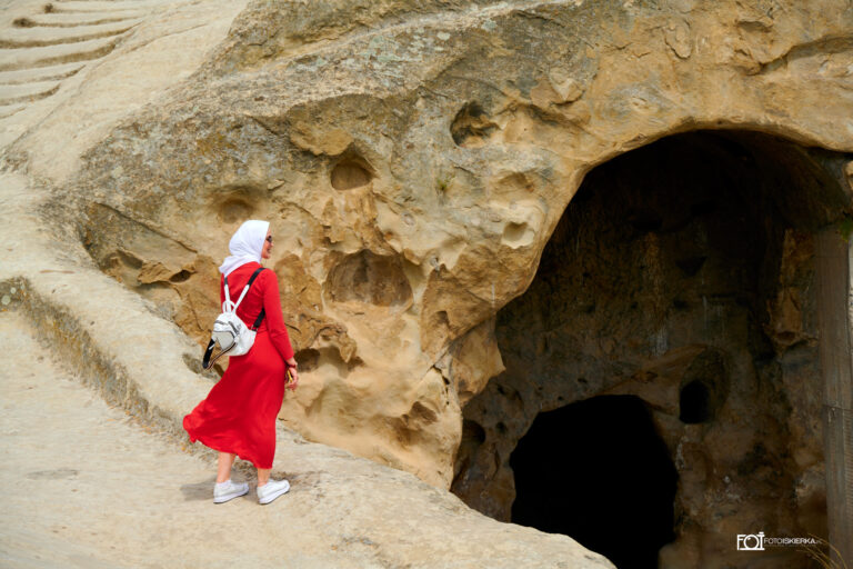 Fotoiskierka , zdjęcie z podróży do Gruzji |Upliscyche, na planie głównym kobieta w czerwonej sukience (photo from a trip to Georgia |Uplistsikhe, in the main plan a woman in a red dress)