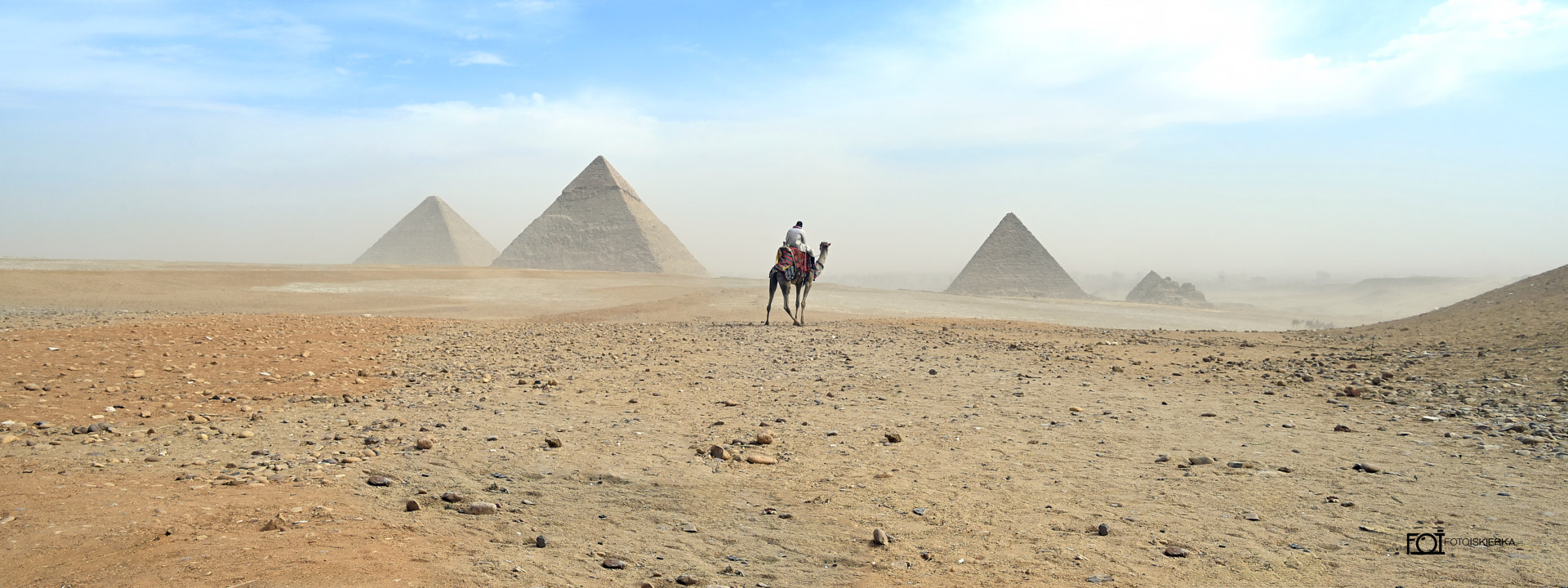 Fotoiskierka Fotografia z Podróży po Egipcie przedstawiająca Piramidy i Wielbłądy (Photograph from Travels in Egypt showing Pyramids and Camels)