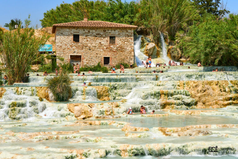 Fotoiskierka, Włochy, Italia, Toskania, Toscana, Widok na Terme di Saturnia, woda i mały wodospad