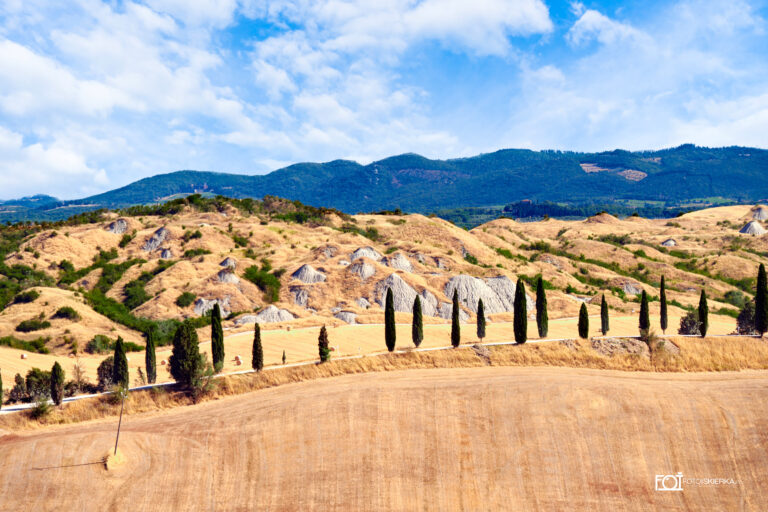 Fotoiskierka, Włochy, Italia, Toskania, Toscana, widok na aleję z cyprysami oraz góry (view of the avenue with cypresses and the mountains)