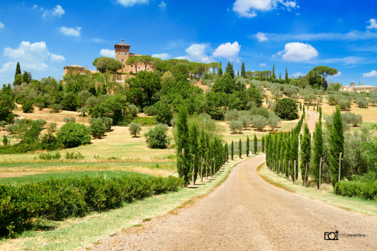 Fotoiskierka, Włochy, Italia, Toskania, Toscana, widok na dom do którego prowadzi malownicza droga z cyprysami (view of the house leading to a picturesque road with cypress trees)
