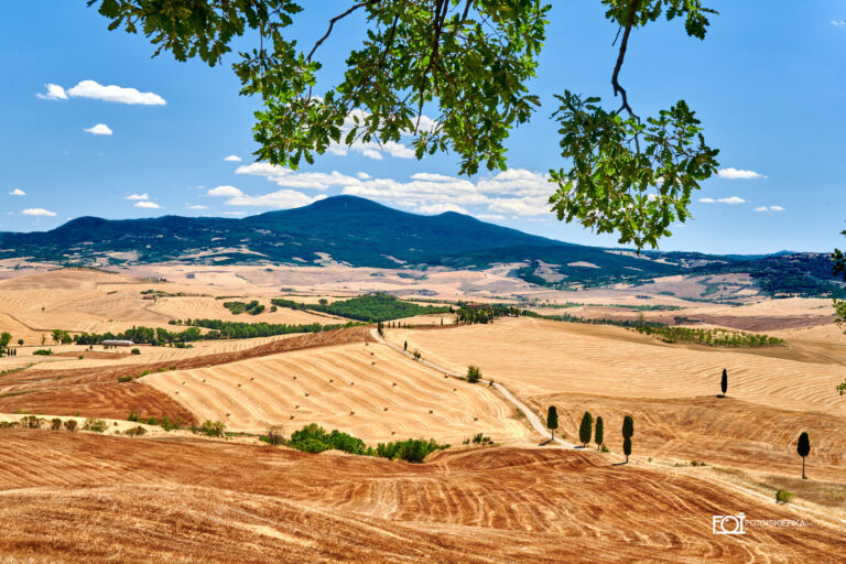 Fotoiskierka, Włochy, Italia, Toskania, Toscana widok na drogę gladiatora którą powracał do domu. Pola są już skoszone. (view of the gladiator's path as he returned home. The fields are already mowed.)