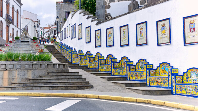 Fotoiskierka, Wyspy Kanaryjskie, Gran Canaria, Firgas. Widok na ceramiczne ławki oraz herby miast wyspy. (View of the ceramic benches and the coats of arms of the island's cities.)