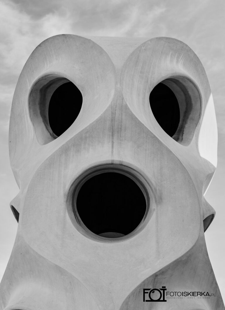 Fotoiskierka przy kominach Gaudiego w La Padrera (Casa Mila) w Barcelonie, Katalonia. Hiszpania. Photo sparkle by Gaudi's chimneys in La Padrera (Casa Mila) in Barcelona, ​​Catalonia. Spain.