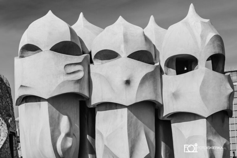 Fotoiskierka przy kominach Gaudiego w La Padrera (Casa Mila) w Barcelonie, Katalonia. Hiszpania. Photo sparkle by Gaudi's chimneys in La Padrera (Casa Mila) in Barcelona, ​​Catalonia. Spain.