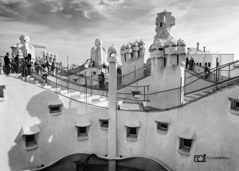 Fotoiskierka przy kominach Gaudiego w La Padrera (Casa Mila) w Barcelonie, Katalonia. Hiszpania. Photo sparkle by Gaudi's chimneys in La Padrera (Casa Mila) in Barcelona, ​​Catalonia. Spain.