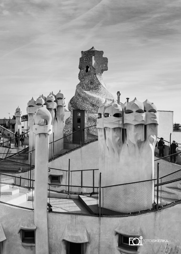 Fotoiskierka przy kominach Gaudiego w La Padrera (Casa Mila) w Barcelonie, Katalonia. Hiszpania. Photo sparkle by Gaudi's chimneys in La Padrera (Casa Mila) in Barcelona, ​​Catalonia. Spain.
