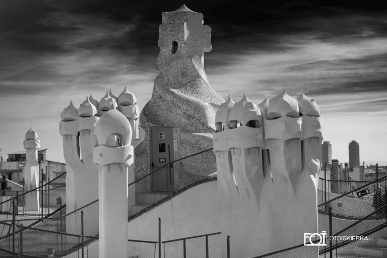 Fotoiskierka przy kominach Gaudiego w La Padrera (Casa Mila) w Barcelonie, Katalonia. Hiszpania. Photo sparkle by Gaudi's chimneys in La Padrera (Casa Mila) in Barcelona, ​​Catalonia. Spain.