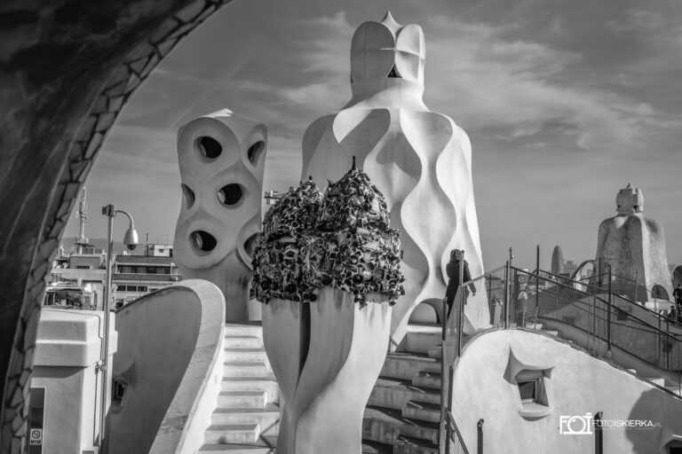 Fotoiskierka przy kominach Gaudiego w La Padrera (Casa Mila) w Barcelonie, Katalonia. Hiszpania. Photo sparkle by Gaudi's chimneys in La Padrera (Casa Mila) in Barcelona, ​​Catalonia. Spain.