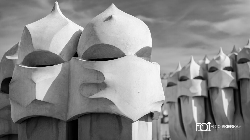 Fotoiskierka przy kominach Gaudiego w La Padrera (Casa Mila) w Barcelonie, Katalonia. Hiszpania. Photo sparkle by Gaudi's chimneys in La Padrera (Casa Mila) in Barcelona, ​​Catalonia. Spain.
