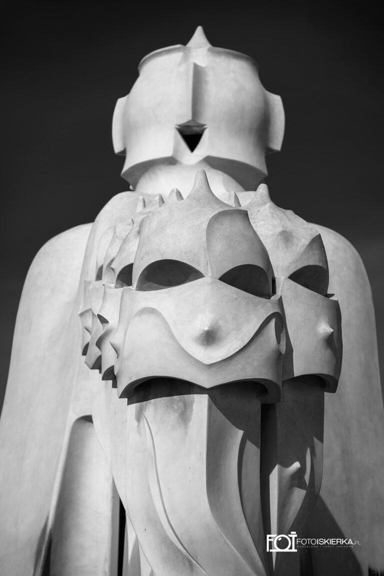 Fotoiskierka przy kominach Gaudiego w La Padrera (Casa Mila) w Barcelonie, Katalonia. Hiszpania. Photo sparkle by Gaudi's chimneys in La Padrera (Casa Mila) in Barcelona, ​​Catalonia. Spain.