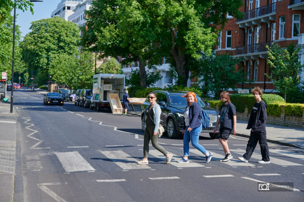 Abbey Road w Londynie w Angli, przechodzimy po pasach jak sławni The Beatles. Abbey Road in London, England, we cross the lanes like the famous Beatles