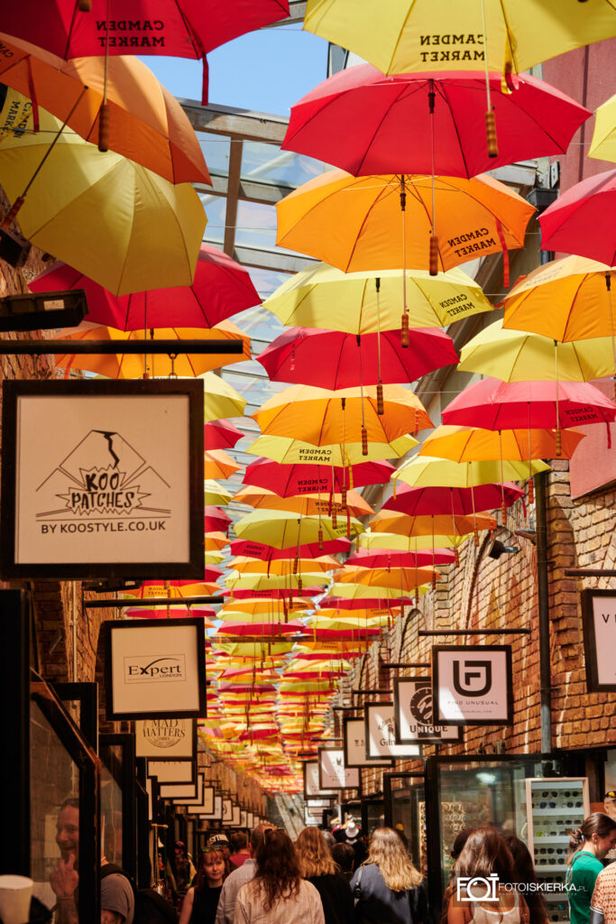 Fotoiskierka jest w Camden Town w Londynie. Zdjęcie przedstawia jedną u liczek targu na Camden Town. The photo spark is in Camden Town, London. The photo shows one at the market square in Camden Town.