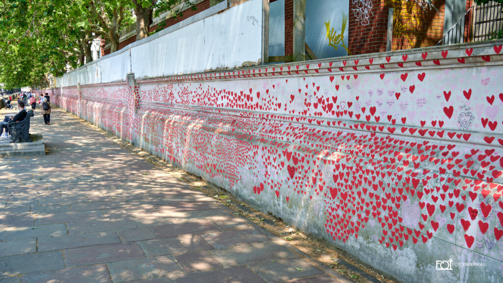 Ściana przy promenadzie gdzie jest tysiące serc- jedno serce to ofiara Covid na przeciwko Pałac Westminster .The wall on the promenade with thousands of hearts - one heart is a Covid victim opposite the Palace of Westminster