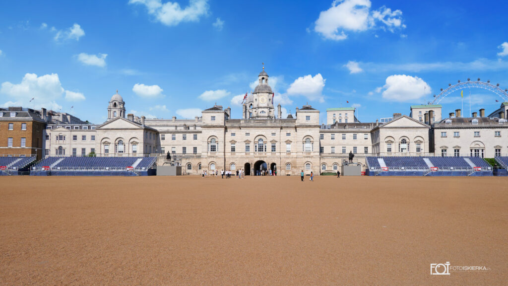 Zdjęcie przedstawia plac przed Royal Horse Guards - Stajnie Królewskie, gdzie fotoiskierka oglądała paradę koni w Londynie. (The photo shows the square in front of the Royal Horse Guards - the Royal Stables, where the photographer watched the horse parade in London.)
