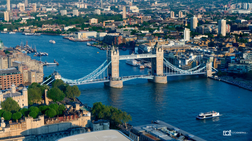 widok na Tower Bridge w Londynie