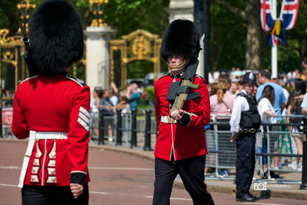 Zmiana warty pod Buckingham Palace. Gwardia królewska w czerwonych mundurach.