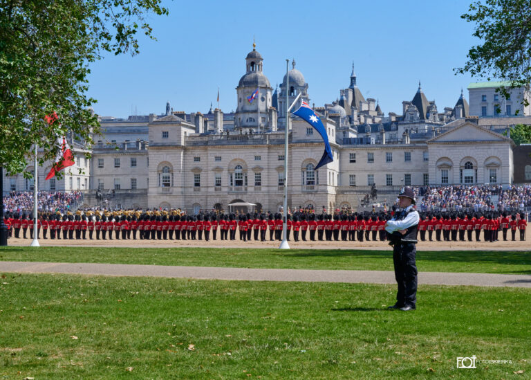 Gwardia królewska podczas zmiany warty w Londynie w Buckingham Palace i ceremonii „Beating Retreat.The photo sparkle is in London where the Changing of the Guard at Buckingham Palace and the "Beating Retreat" ceremony take place