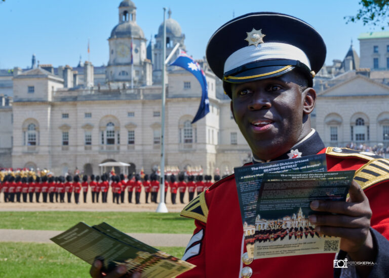 Gwardia królewska podczas zmiany warty w Londynie w Buckingham Palace i ceremonii „Beating Retreat .The photo sparkle is in London where the Changing of the Guard at Buckingham Palace and the "Beating Retreat" ceremony take place