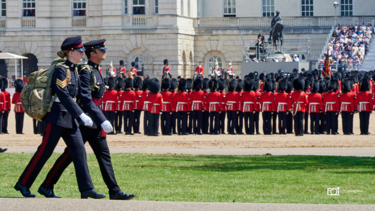 Gwardia królewska podczas zmiany warty w Londynie w Buckingham Palace i ceremonii „Beating Retreat .The photo sparkle is in London where the Changing of the Guard at Buckingham Palace and the "Beating Retreat" ceremony take place