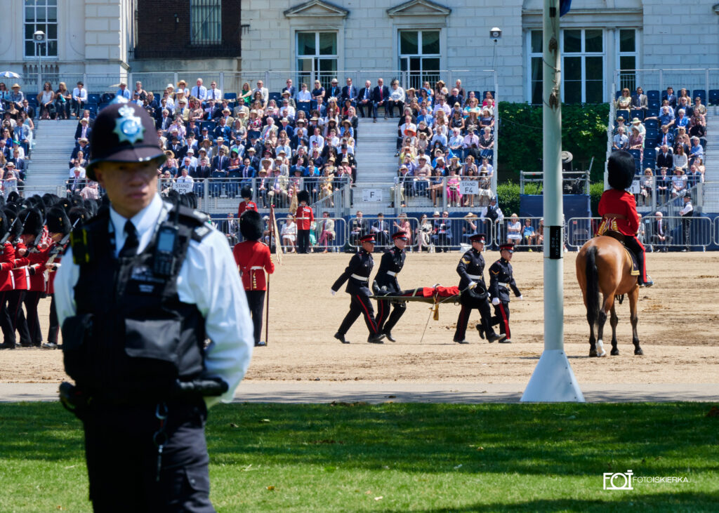 Fotoiskierka jest w Londynie gdzie odbywa się Zmiana warty w Buckingham Palace i ceremonia „Beating Retreat”.The photo sparkle is in London where the Changing of the Guard at Buckingham Palace and the "Beating Retreat" ceremony take place