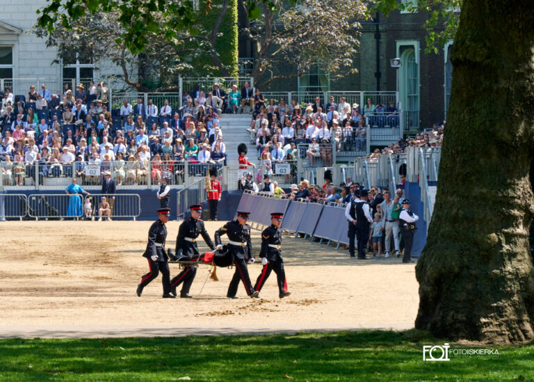 Gwardia królewska podczas zmiany warty w Londynie w Buckingham Palace i ceremonii „Beating Retreat .The photo sparkle is in London where the Changing of the Guard at Buckingham Palace and the "Beating Retreat" ceremony take place