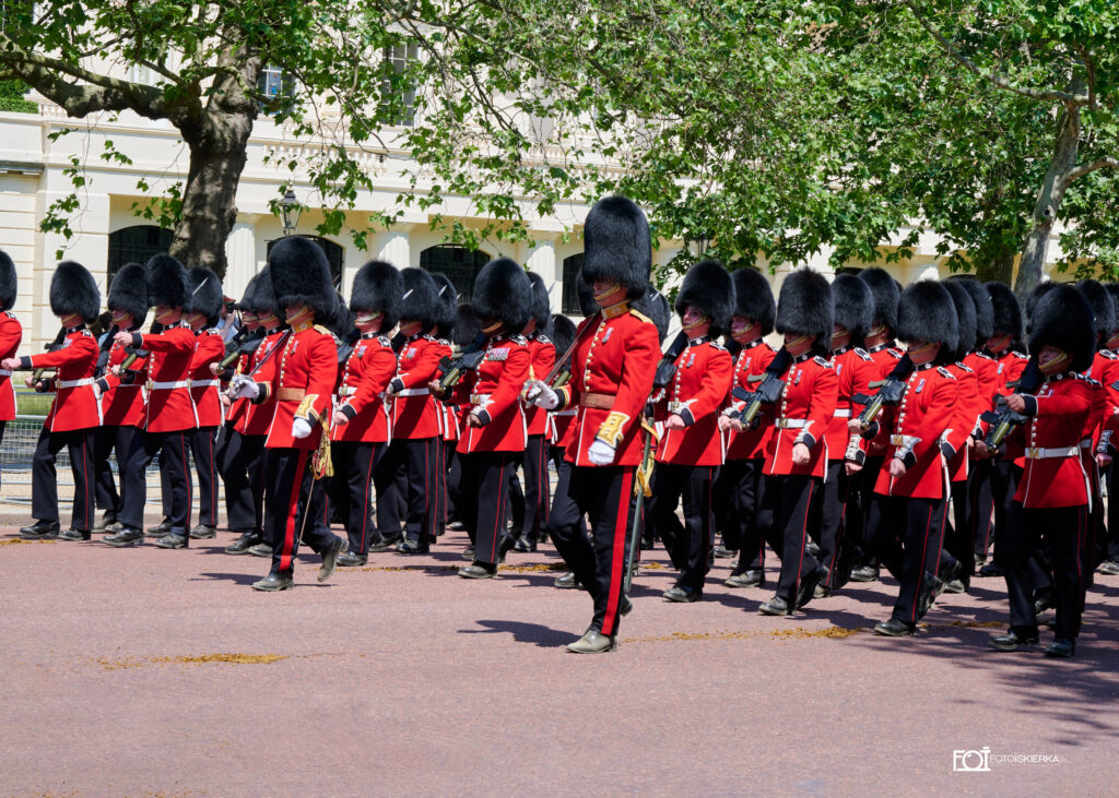 Gwardia królewska podczas zmiany warty w Londynie w Buckingham Palace i ceremonii „Beating Retreat .The photo sparkle is in London where the Changing of the Guard at Buckingham Palace and the "Beating Retreat" ceremony take place