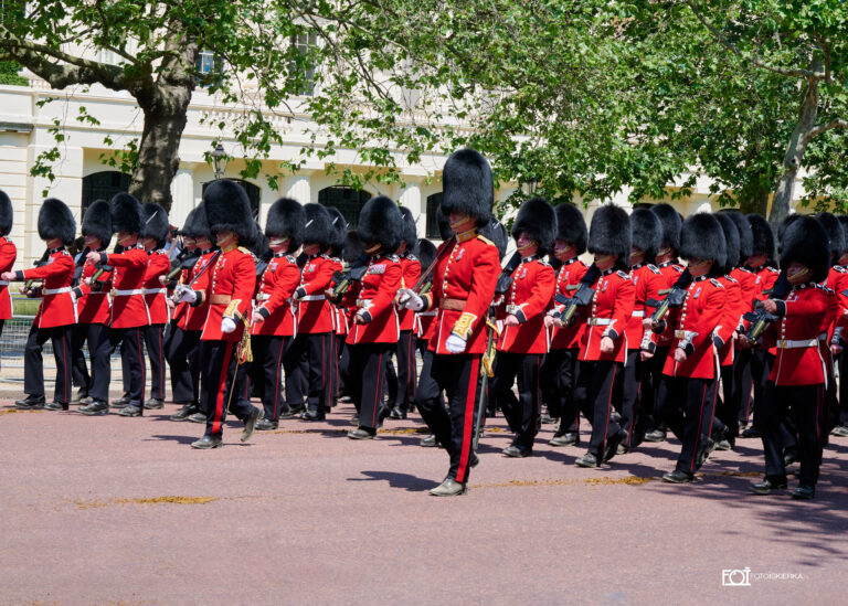 Gwardia królewska podczas zmiany warty w Londynie w Buckingham Palace i ceremonii „Beating Retreat .The photo sparkle is in London where the Changing of the Guard at Buckingham Palace and the "Beating Retreat" ceremony take place