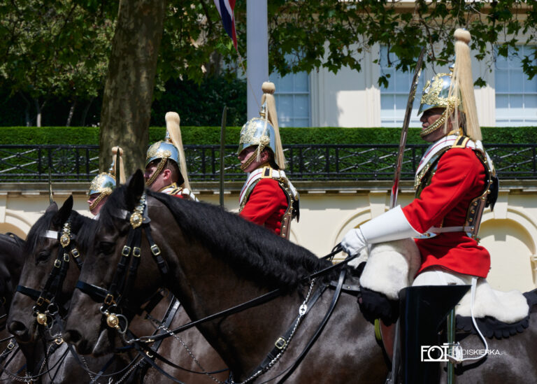 Gwardia królewska podczas zmiany warty w Londynie w Buckingham Palace i ceremonii „Beating Retreat”.The photo sparkle is in London where the Changing of the Guard at Buckingham Palace and the "Beating Retreat" ceremony take place