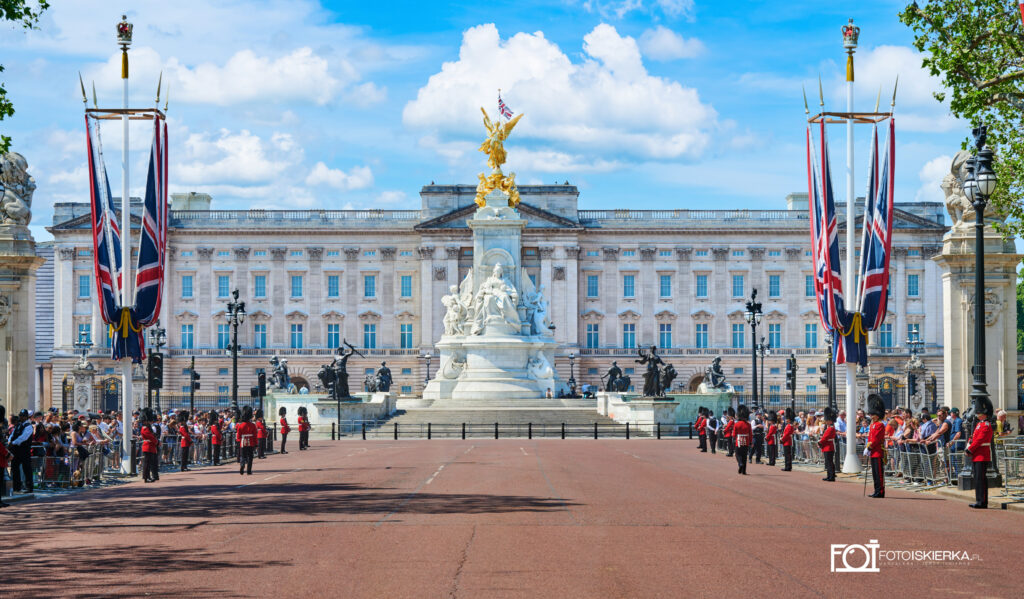 Fotoiskierka jest w Londynie gdzie odbywa się Zmiana warty w Buckingham Palace i ceremonia „Beating Retreat”.The photo sparkle is in London where the Changing of the Guard at Buckingham Palace and the "Beating Retreat" ceremony take place