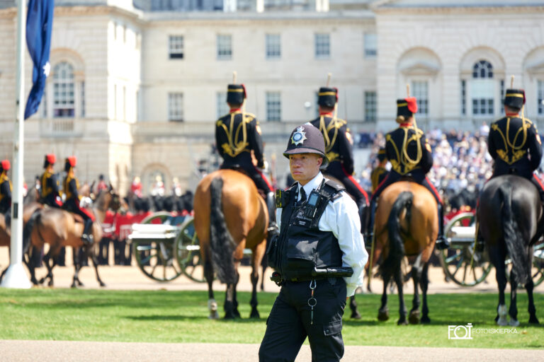 Gwardia królewska podczas zmiany warty w Londynie w Buckingham Palace i ceremonii „Beating Retreat. The photo sparkle is in London where the Changing of the Guard at Buckingham Palace and the "Beating Retreat" ceremony take place