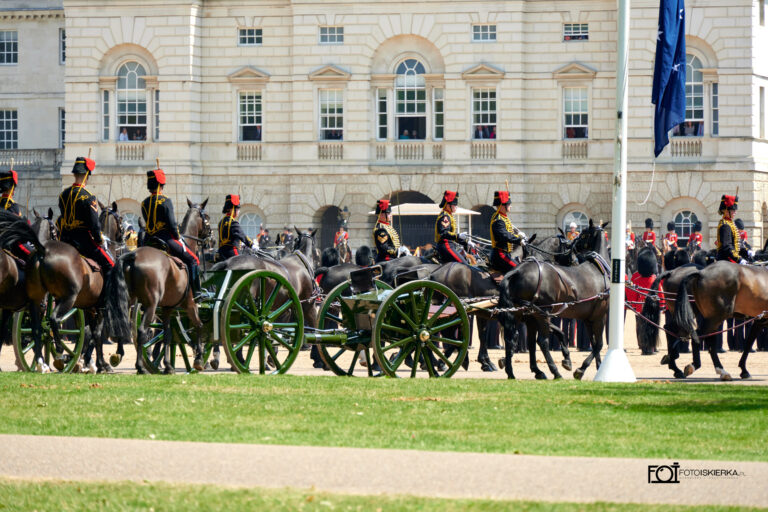Gwardia królewska podczas zmiany warty w Londynie w Buckingham Palace i ceremonii „Beating Retreat. The photo sparkle is in London where the Changing of the Guard at Buckingham Palace and the "Beating Retreat" ceremony take place