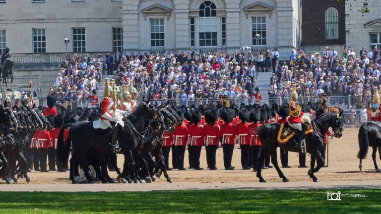 Gwardia królewska podczas zmiany warty w Londynie w Buckingham Palace i ceremonii „Beating Retreat. The photo sparkle is in London where the Changing of the Guard at Buckingham Palace and the "Beating Retreat" ceremony take place