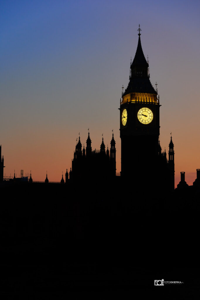 Big Ben w Londynie w Anglii nocą. Photo sparkle sees Big Ben in London, England at night.