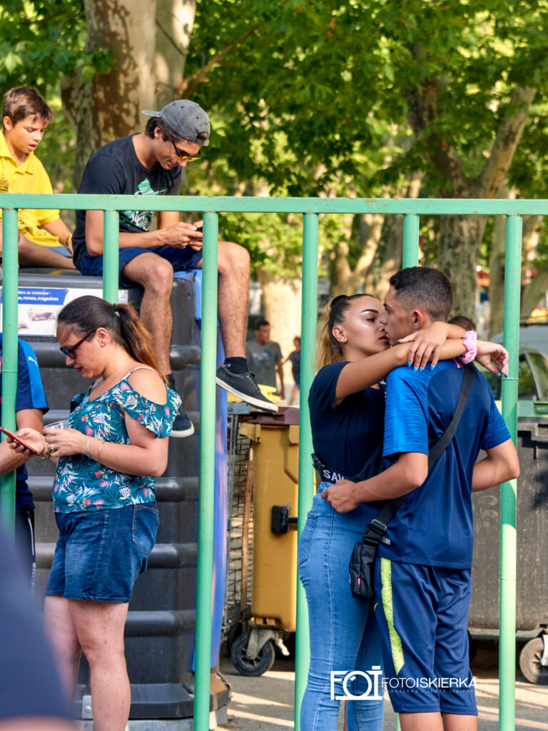 Zakochani podczas Byki przeganiane ulicami Beaucaire w taureaux Prowansji we Francji