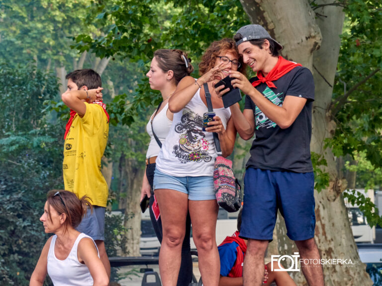 W Beaucaire we Francji w Prowansji bara ogląda zdjęcia na telefonie podczas 100 Taueaux