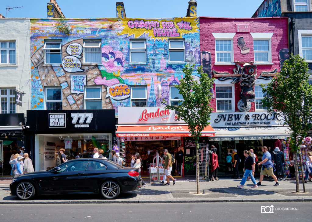 Camden Town w Londynie w Anglii. W tle kolorowe budynki pomalowane graffiti. Fotoiskierka widzi ulicę główną w Camden Town w Londynie w Anglii. W tle kolorowe budynki pomalowane graffiti. Photo spark sees the high street in Camden Town, London, England. In the background, colorful buildings painted with graffiti.