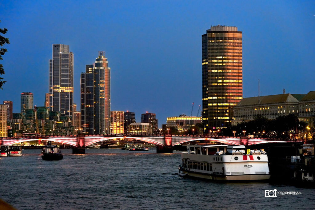 Tamzia w Londynie w Anglii nocą. W tle Lambeth Bridge. Photo spark sees the River Thames in London, England at night. Lambeth Bridge in the background.