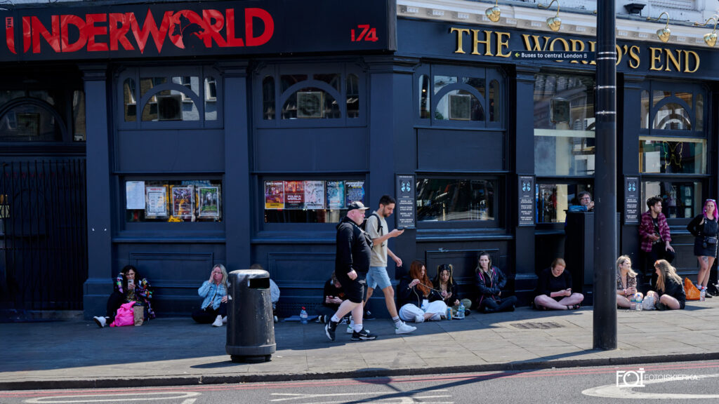 wiejście do metra w Camden Town w Londynie w Anglii. A photo spark sees a breeze into the tube in Camden Town in London, England.