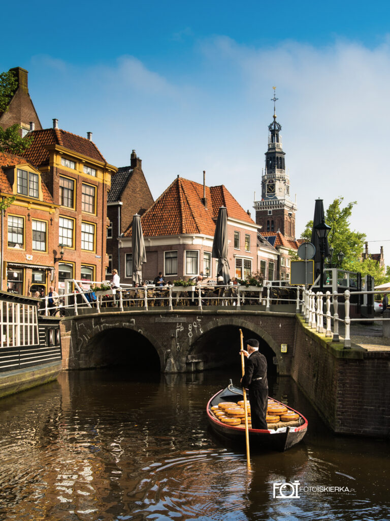 Nederland Alkmar Holandia Holender wiezie sery łódka na targ
