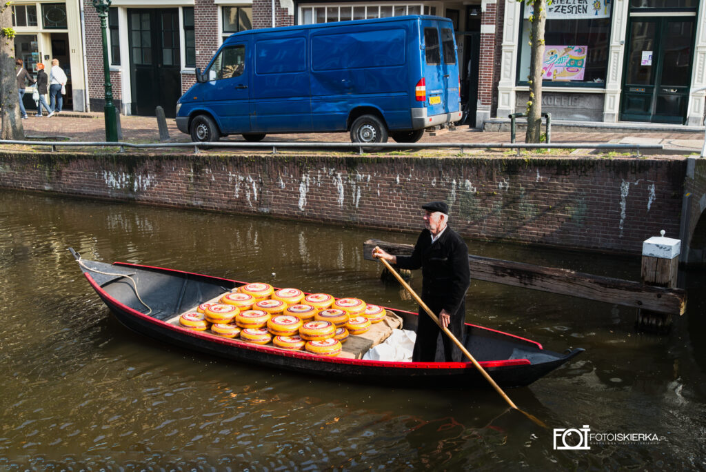 Nederland Alkmar Holandia Holender wiezie sery łódka na targ