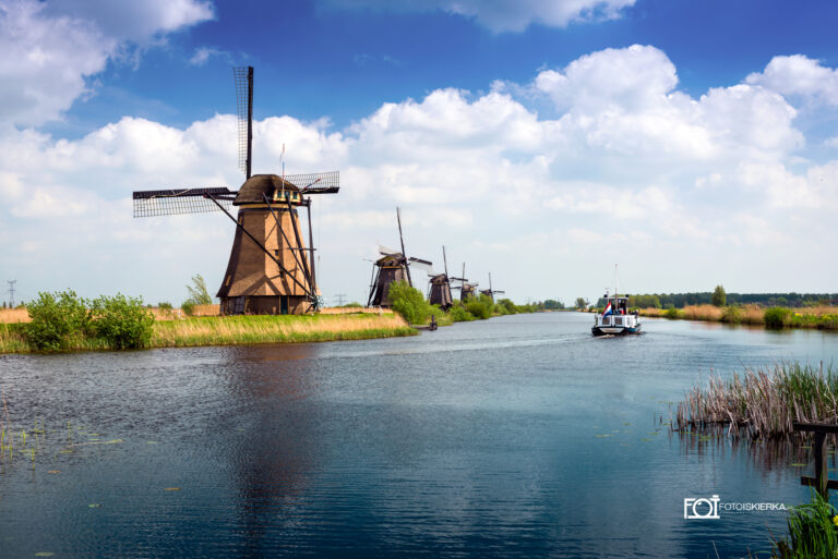 Wiatraki Kinderdijk na grobli w Holandii obecnej Nederland.