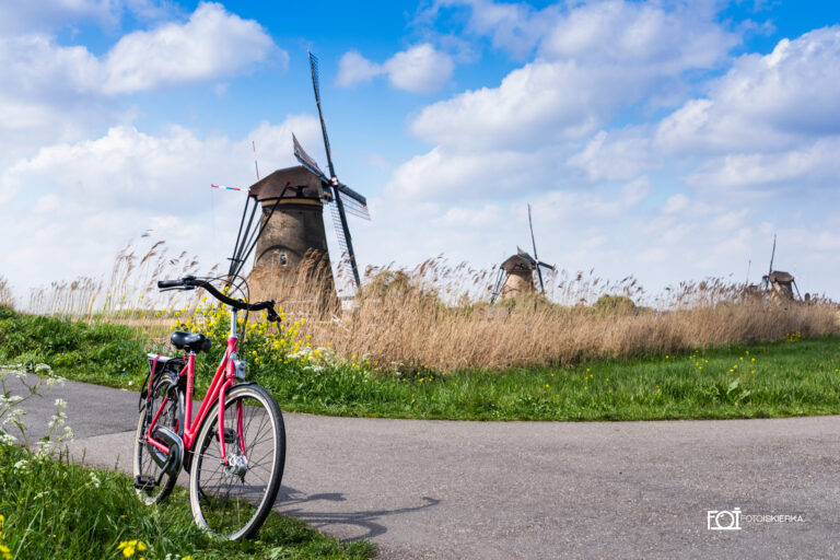 Wiatraki Kinderdijk na grobli w Holandii obecnej Nederland. Na pierwszym planie rower