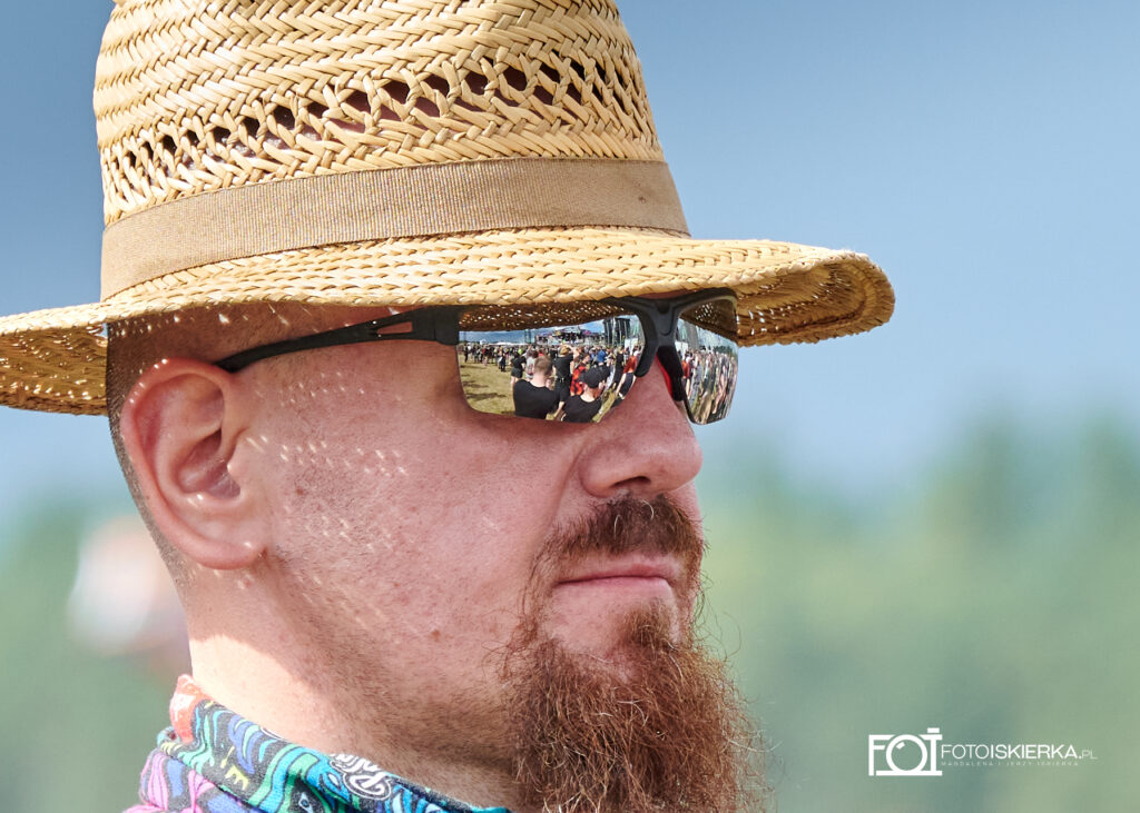 Uczestnik Poland Rock Festiwal, a w okularach odbija się cena