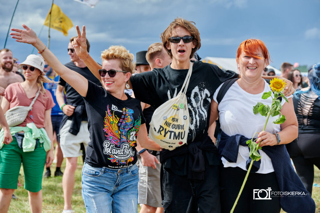Uczestnik Poland Rock Festiwal ze słonecznikami