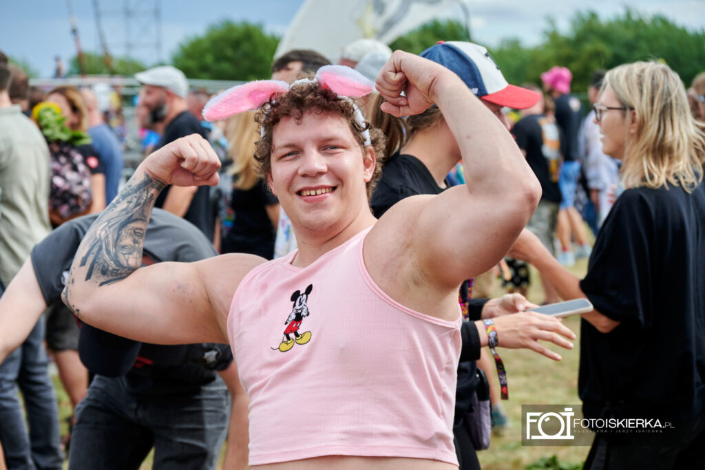 Uczestnik Poland Rock Festiwal w przebraniu Myszki Miki