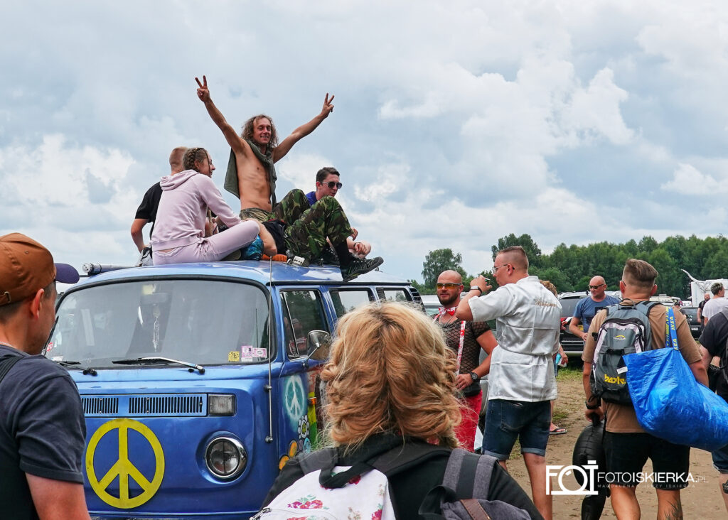Uczestnicy Poland Rock Festiwal na samochodzie Volksvagen ogórek