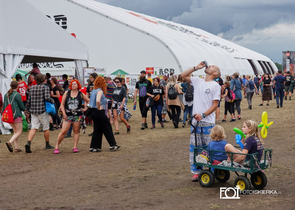 Uczestnik Poland Rock Festiwal a w tle mała scena